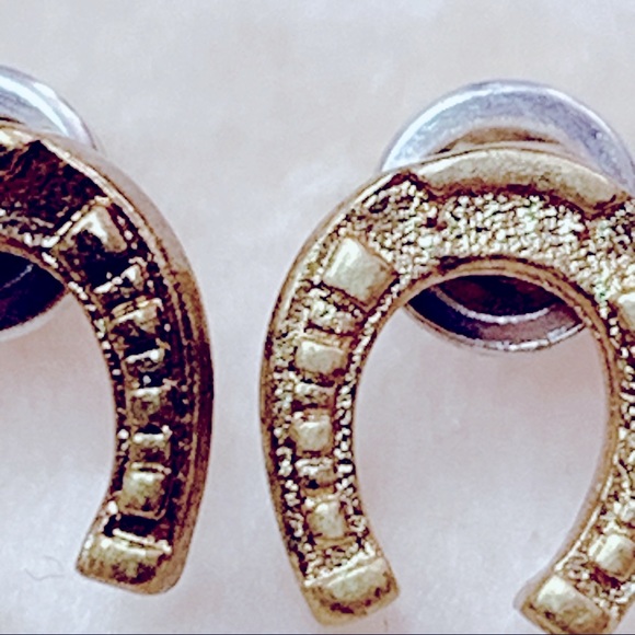 ❣️$25/3❣️Tiny Horseshoe Stud Earrings - Picture 4 of 8